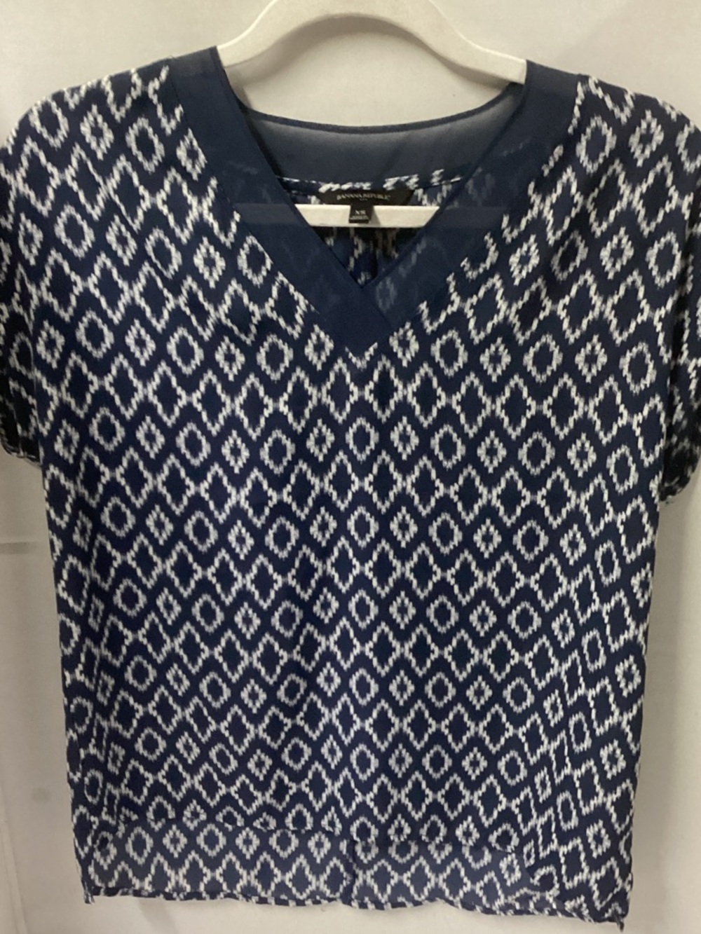 Banana Republic Navy and White Geometric V-Neck Short Sleeve Top